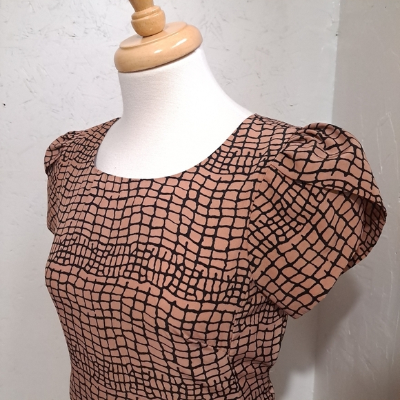 Pink martini | Tan/ Pinkish black cracked pattern short sleeve dress - Picture 2 of 8